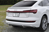 クーペスタイルのSUV「e-tronスポーツバック」は、2018年9月に発表されたEV「e-tron」の派生モデルとして、2019年11月のロサンゼルスモーターショーでデビュー。日本ではスポーツバックが先行して発売された。