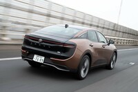 全長5m近いサイズでありながら、最小回転半径は5.4mに抑えられている。後輪操舵システム「DRS」は「クロスオーバー」全車に標準装備。