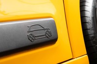 従来はメッキの装飾が加えられていたサイドプロテクターはブラック一色に変更。こちらにも「トゥインゴ」のイラストが描かれている。