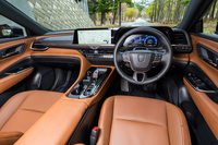 インテリアカラーはこのサドルタンのほかにブラックも選べる。エアコンの吹き出し口やステアリングホイールにはブラス調のアクセントがあしらわれる。