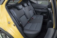 前席の背もたれ背面をへこませるなどして拡大した600mmの後席ニールームはクラストップの広さをアピールする。