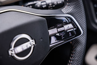 ステアリングホイールの右スポーク部分に「プロパイロット2.0」の操作スイッチを配置。プロパイロット2.0を起動すると、「インテリジェントBSI(後側方衝突防止支援システム)」と「インテリジェントLI(車線逸脱防止支援システム)」も同時に作動状態となる。