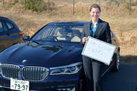 インタビューに応じてくださったのは、BMWジャパン広報部のチャーリーン・イードゥさん。BMWのフラッグシップ「7シリーズ」の前で、2017年の意気込みを語っていただいた。