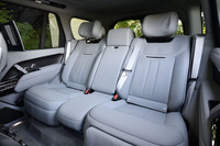 3人掛けとなる「レンジローバーSV P510e」の後席。リアのヘッドルームは996.5mm、レッグルームは1027mmもの余裕がある。導入されるP510eにはスタンダードホイールベースしか用意されないが、一般的な日本人の体格ならこちらでも広さに不足はないだろう。