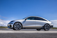 「アイオニック6」(豪州仕様車)のボディーサイズは全長×全幅×全高=4855×1880×1495mm、ホイールベースは2950mm。全長はクロスオーバーEVの「アイオニック5」より220mm長いが、ホイールベースは逆に50mm短い。