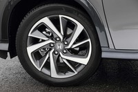 グレーの18インチアルミホイールも「ツーリング」専用アイテム。テスト車には「ミシュラン・プライマシー3」タイヤが装着されていた。
