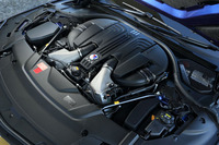 608psと81.6kgmを誇る4.4リッターV8ツインターボユニット。