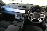 シンプルで機能的なインストゥルメントパネルは、力強いイメージも併せ持つ。