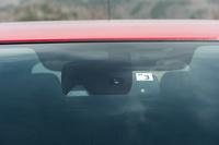 フロントウィンドウの上部に備わる先進運転支援システム(ADAS)のセンサー。「カジャー」はルノーとしては大々的にADASを取り入れたモデルだが、それでもライバルと比べると、機能の数でも性能の高さでも、一歩譲るところがある。