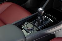 スムースレザーの本革巻きシフトノブ。「スカイアクティブX」搭載車を除くと、6段MT仕様は1.5リッターガソリンエンジンのFF車にしか用意されない。