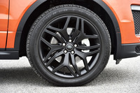 ブラックでペイントされた20インチアルミホイールは、パッケージオプション「ブラックパック」に含まれる。テスト車は、コンチネンタルの「コンチクロスコンタクト」タイヤを装着していた。