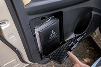 助手席ドアトリムに設けられた車検証入れ。車内収納の確保には徹底的にこだわったという。