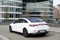 空気抵抗に配慮した「ワンボウライン」と呼ばれるルーフラインが採用された「EQE」。一文字型のリアコンビランプも目を引く。