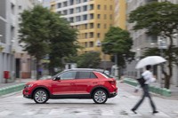 ボディーサイズは全長×全幅×全高=4240×1825×1590mm。110mm背の高い「ゴルフ」というサイズ感だ。