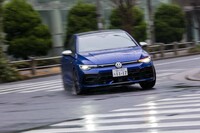 ドライブトレインには運動性能を高める機構を満載。左右後輪の駆動力を可変制御するトルクベクタリングや、電子制御デファレンシャルロック「XDS」なども装備される。