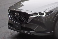 最新型のフロントまわりは、「タフなたくましさが感じられるシグネチャーウイング」がポイント。ヘッドランプのデザインも改められた。