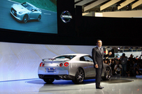 GT-Rを紹介するカルロス・ゴーン社長。