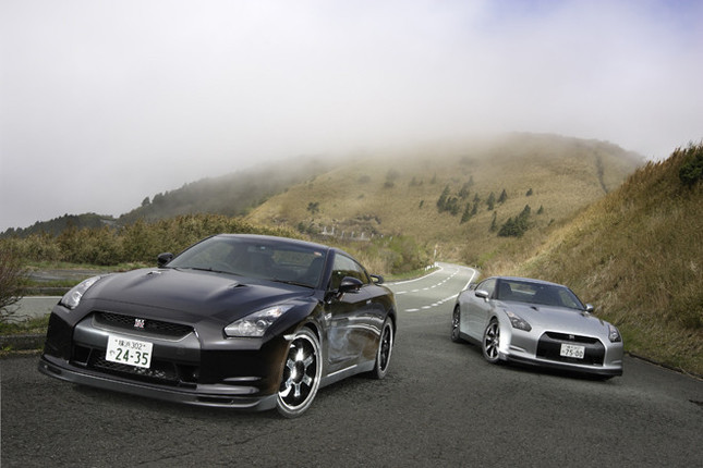 【スペック】全長×全幅×全高=4650×1895×1370mm/ホイールベース=2780mm/車重=1680kg/駆動方式=4WD/3.8リッターV6DOHC24バルブターボインタークーラー付き(485ps/6400rpm、60.0kgm/3200-5200rpm)/価格=1575万円(テスト車=1632万7500円/特別塗装色アルティメイトオパールブラック=57万7500円) (写真左)