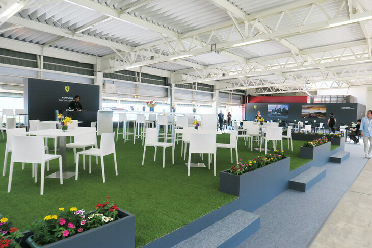 あまりの見どころの多さに、記者もさすがにひと休憩。「フェラーリ・レーシング・デイズ2023」では、ピットビルに実に4カ所ものラウンジと、特設レストランが開設されていた。