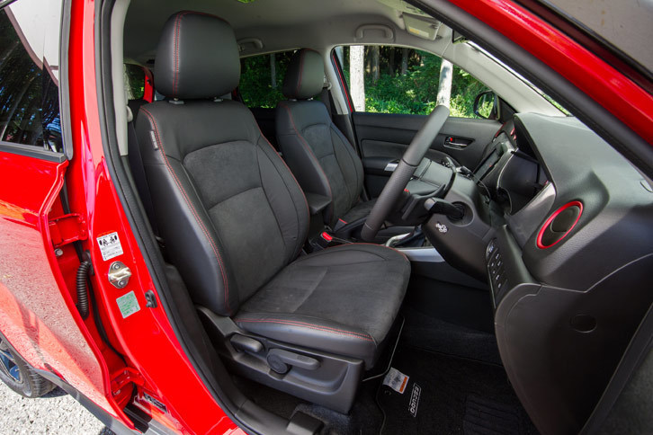 シート表皮には本革とスエード調皮革を採用。「1.4ターボ」では、運転席と助手席の間にアームレストの機能を兼ねたコンソールボックスが装備される。