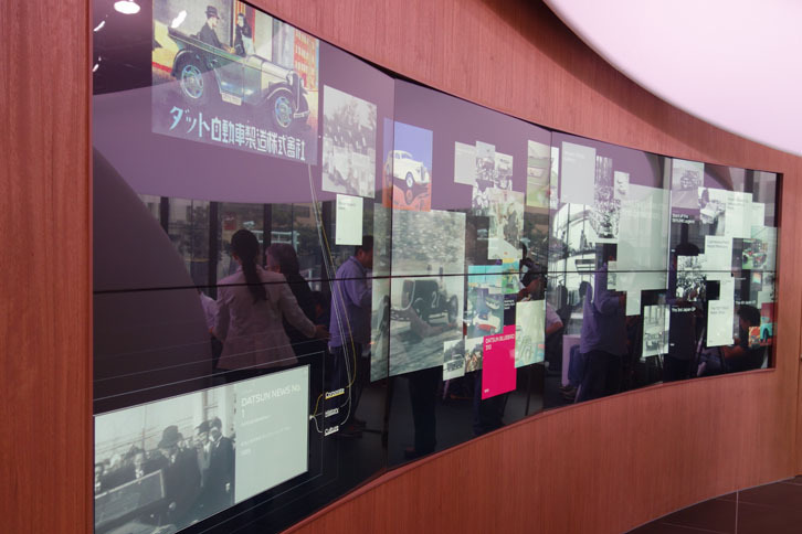 日産の歴史とクルマの未来を伝える「インタラクティブウォール」。タッチスクリーンに対応。