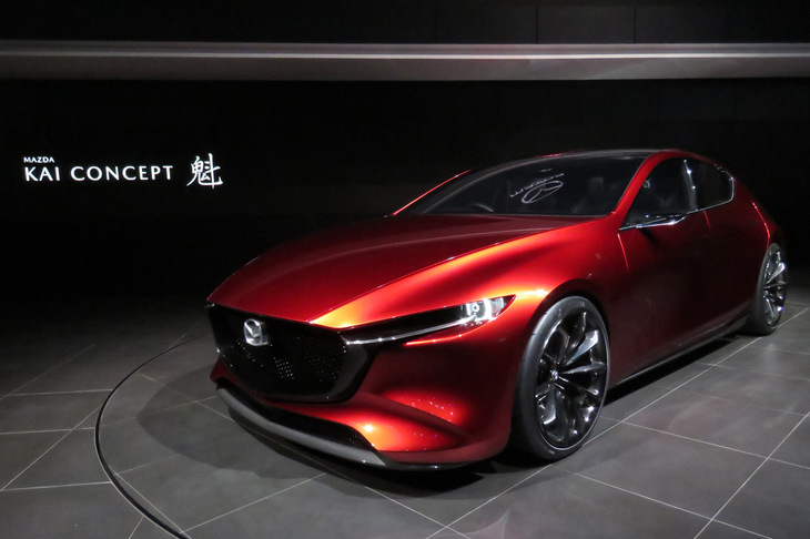 2017年の東京モーターショーより、ステージに展示された「魁コンセプト」。 
	ほった「そもそもマツダって、2017年以来、ブランド全体の新しいデザインコンセプトを示したショーカーを発表してないんですよね。『アイコニックSP』はどういう扱いなんだろう? って感じだし」 
	清水「だから、『この先のデザインをどうするのか?』っていう漠然とした不透明感があるのかもしれないね」