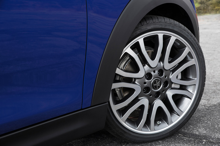 「クーパーS コンバーチブル」のタイヤサイズは205/45R17が標準。テスト車にはオプションで用意される18インチサイズのタイヤとホイールが装着されていた。