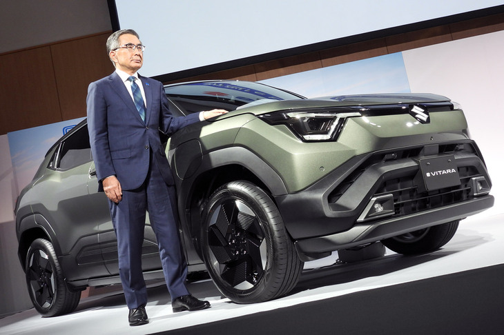 「スズキeビターラ」と鈴木俊宏社長。