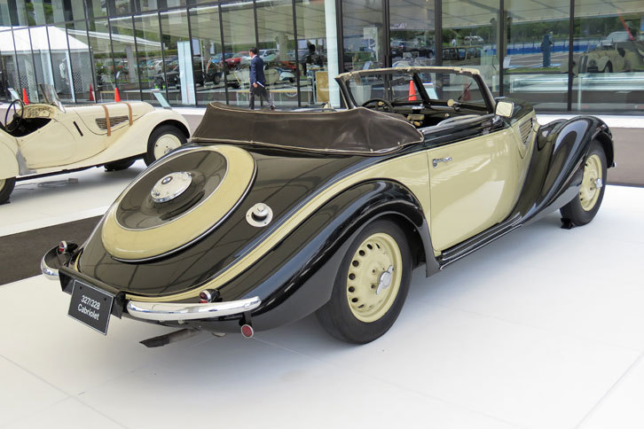 「327」とは4ドアモデルの「326」から派生した2ドアモデルで、高性能版の「327/328」には、後述する「328」シリーズ用の高出力エンジンが搭載された。ボディーにはこの展示車の4座カブリオレのほか、クーペがある。