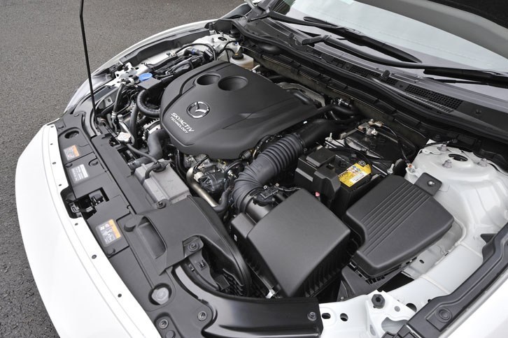 スカイアクティブD2.2こと、2.2リッターディーゼルエンジンは175psと420Nm(42.8kgm)を発生する。