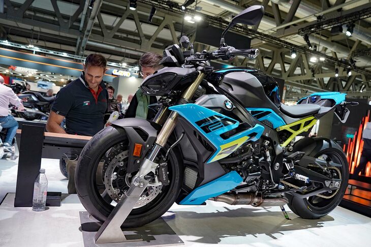 久しぶりにEICMAに戻ってきたBMWモトラッドは、コンセプトモデルのほか、EICMAに合わせてウェブ上で発表を続けてきた2025年モデルをブースに展示。この新型「S1000R」もそのなかの一台。プラットフォームを共有するスーパースポーツ「S1000RR」とスタイリングイメージを合わせ、シンメトリーな2眼ヘッドライトを新たに採用した。