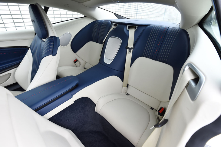 定員2人のリアシート。ヘッドルームは、先代モデルにあたる「DB9」に比べて54mm拡大されている。