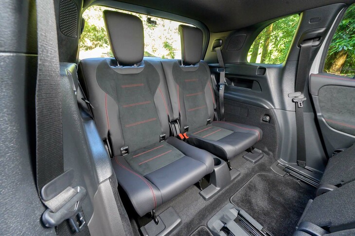 多人数乗車のSUVのなかではコンパクトなモデルだけに、3列目シートの広さは限定的。大人が座ると、やや“体育座り”寄りな姿勢を強いられる。