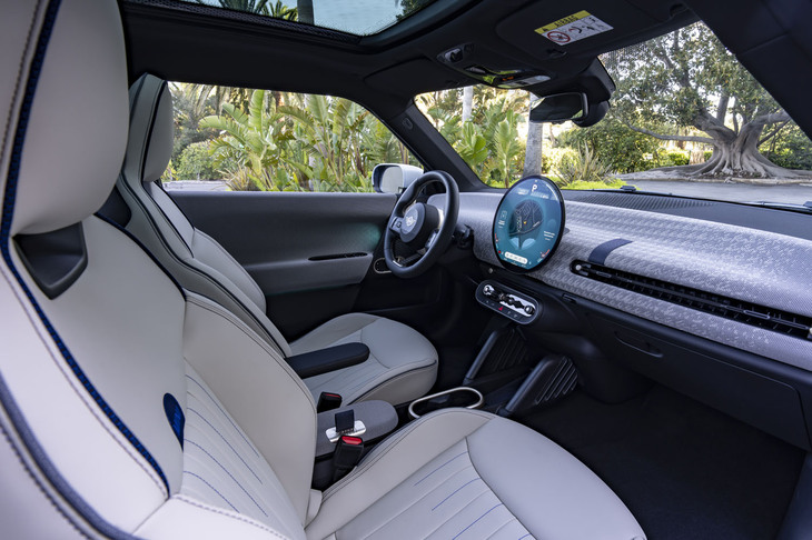車内のスイッチ類の多くは、大きな円形センターディスプレイ内のメニューに置き換えられている。