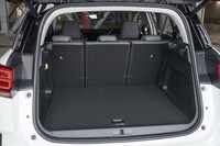 荷室の容量は後席背もたれを一番後ろにスライドさせた場合が460リッターで、一番前にした場合が600リッター。駆動用バッテリーを積んだ分だけ純エンジン車(580~670リッター)よりも狭くなっている。