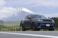 「レンジローバー・スポーツSV」はJLRで限定車や特装車両、ビスポークモデル等の開発・製作を担当する専任部門のSVが手がけたトップパフォーマンスモデルである。