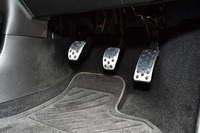 小さな車のわりにはクラッチを踏む左足周辺のスペースは十分。しかしフットレストはなく、左足はクラッチペダルの下に潜らせておいて待機することになる。