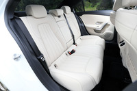 レザーエクスクルーシブパッケージでは、シートやダッシュボード、ドアトリムなどの色を、「ブラック」と「マキアートベージュ」の2色から選択できる。