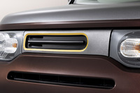 フロントグリルはオリジナルデザインの新品部品。日産が2023年の東京オートサロンに参考出品した「キューブ リフレッシュド&レトロコンセプト」のデザインが再現されている。