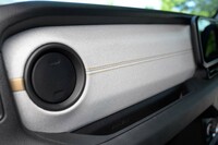 ダッシュボードにはファブリックが張られているが、これがなかなかの風合い。「サハラ」「ルビコン」ではレザー張りとなるが、「こちらのほうがいい」という人もいるのでは?