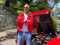 「ビッザリーニP538」と、フォーリコンコルソの創設者であるグリエルモ・ミアーニ氏。