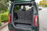 荷室はデッキボードによって上下2段に分けて使える。クルマの高さを生かした賢いアイデアだ。