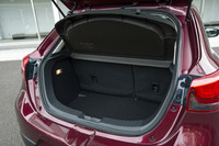 ラゲッジルームの仕様については従来モデルから変更はない。後席は3:2の分割可倒式で、上級グレードにはトノカバーが装備される。