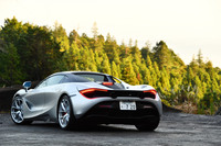 「720Sスパイダー」の車重は、オープンボディーを採用するにもかかわらず、クーペの「720S」比でわずか49kgの重量増という1468kg(DIN)に抑えられている。