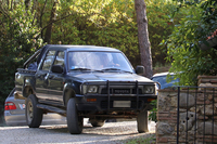 イタリア中部サンジミニャーノの農園民宿、カーザノーヴァ・ディ・ペッシッレで。5代目「ハイラックス」のダブルキャブ仕様。