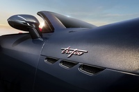 フロントフェンダーには3連エアベントとともに「trofeo」バッジが備わっている。