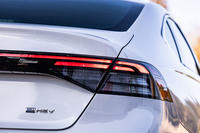 日本で販売される新型「アコード」はモノグレードで、パワーユニットは2リッター直4ハイブリッドの「e:HEV」のみとなる。日本導入モデルはすべてタイで生産される。車両本体価格は544万9400円。