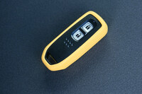 「急アクセル抑制機能」のオン/オフはリモコンキーに連動しており、販売店で機能をアクティベートされたキーでクルマをスタートした場合のみ、システムは稼働状態となる。