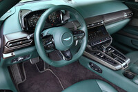 上質なセミアニリンレザーがふんだんに使われたインテリア。細部までカスタマイズが可能なのはエキゾチックカーのお約束で、試乗車にはカーボンやサテンクロームの装飾が施されていた。