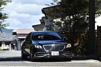 ツインルーバーを備えたフロントグリルや、ヘッドライトの内部に配された3本の光ファイバーがマイナーチェンジ版「マイバッハSクラス」を特徴づけている。